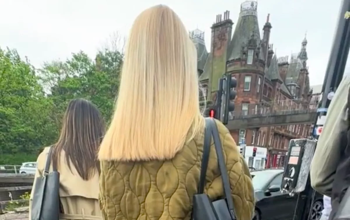 Amikor meglátta a nő, mit visel a lámpánál előtte várakozó szőkeség, leesett az álla - Videó