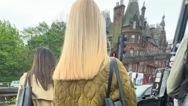 Amikor meglátta a nő, mit visel a lámpánál előtte várakozó szőkeség, leesett az álla - Videó