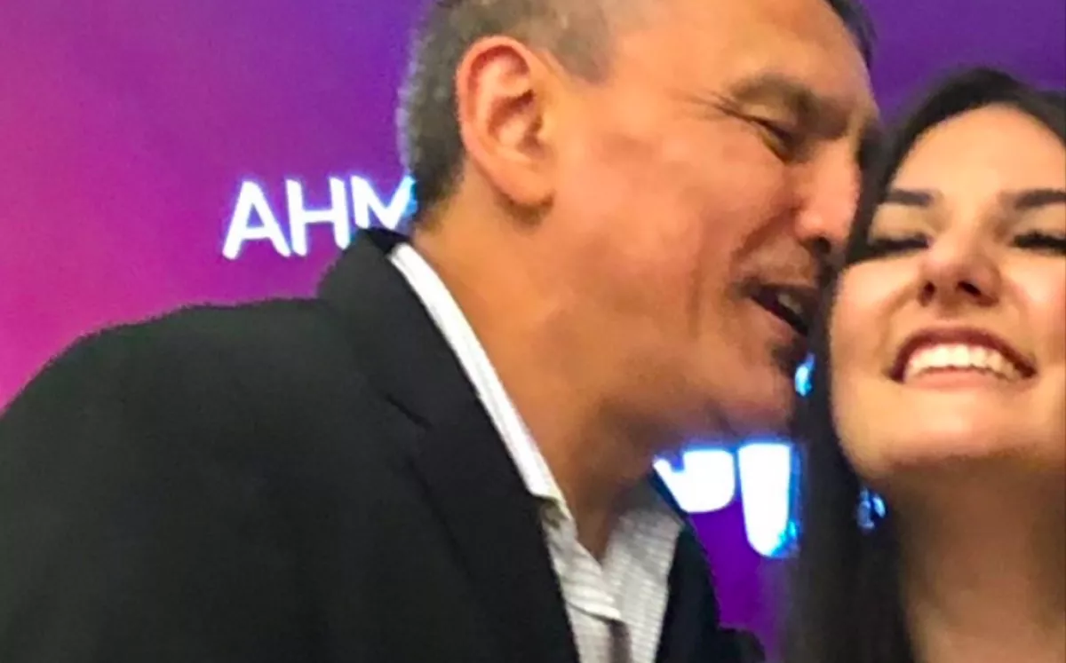 Üzenetet küldött a halott apjának a lány: sokkot kapott, amikor válasz jött - Videó