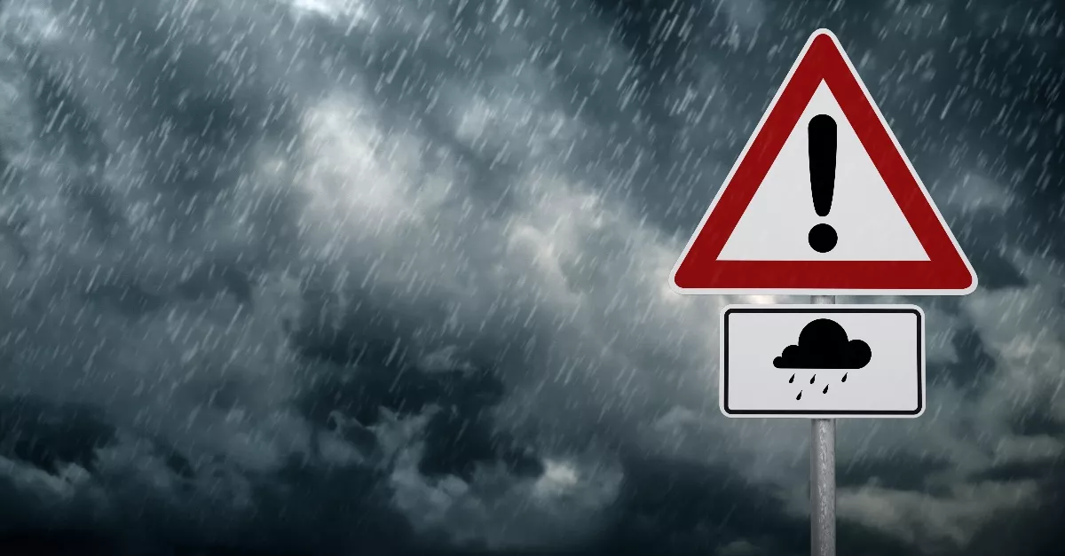 90 km/h-s szél, 2 centis jég, felhőszakadás: 6 vámegyére narancs riasztást is kiadtak - Elázunk