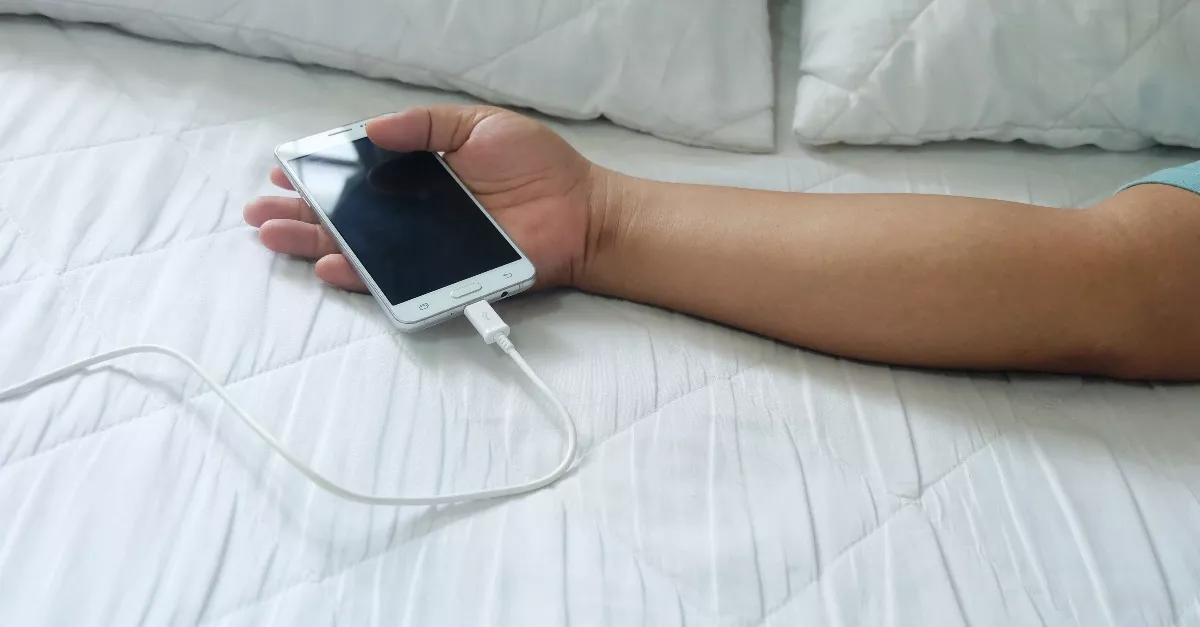 Veszély! Ezért nem szabad soha az ágyad mellett tölteni a mobilodat