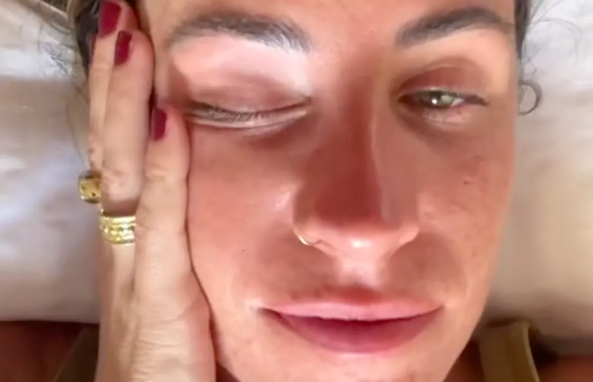 Másnaposan ébredt a nő: megdöbbent, ki fekszik mellette az ágyban - Videó