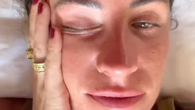 Másnaposan ébredt a nő: megdöbbent, ki fekszik mellette az ágyban - Videó