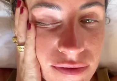 Másnaposan ébredt a nő: megdöbbent, ki fekszik mellette az ágyban - Videó