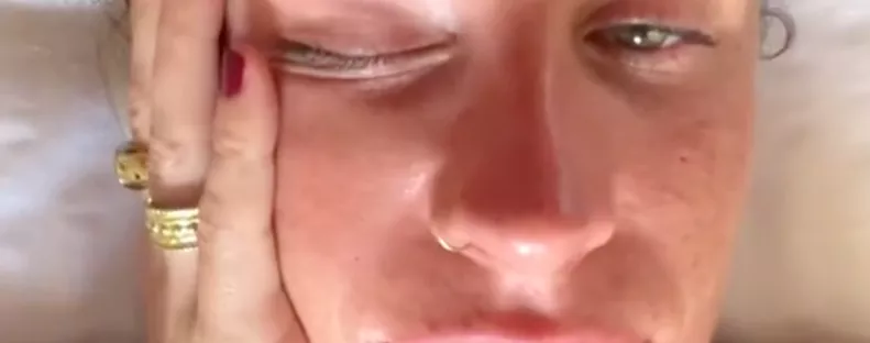 Másnaposan ébredt a nő: megdöbbent, ki fekszik mellette az ágyban - Videó