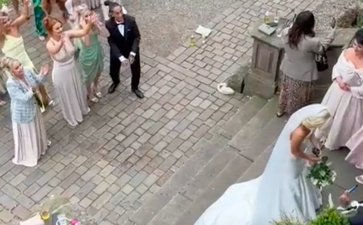 Eldobta a csokrot a menyasszony: ami ezután történt, azon az egész világ röhög - Videó