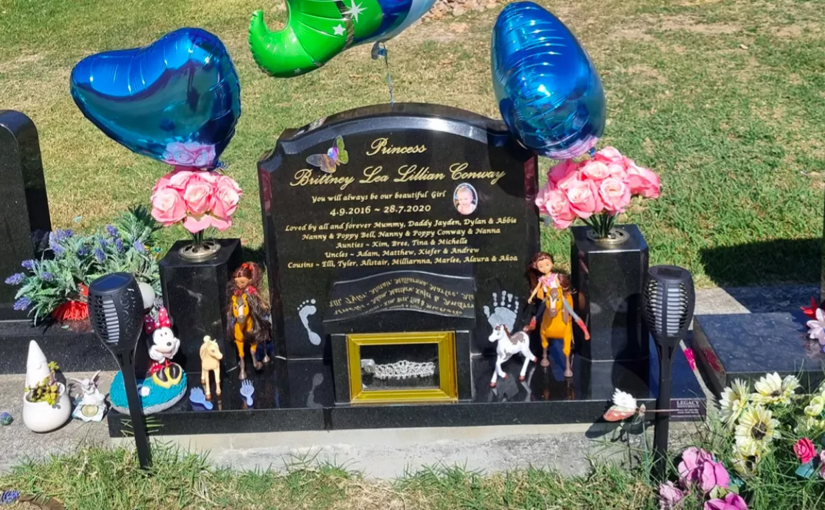 Megdöbbentek a szülők, amikor kilátogattak 3 évesen elhunyt lányuk sírjához - Fotók