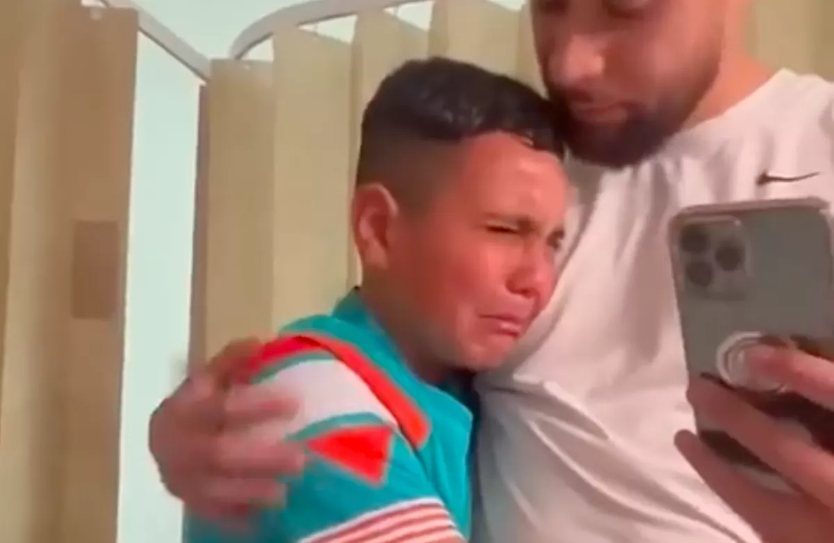 Az anyjához sietett a kórházba a kisfiú: sírásban tört ki, amilyen hír fogadta - Videó