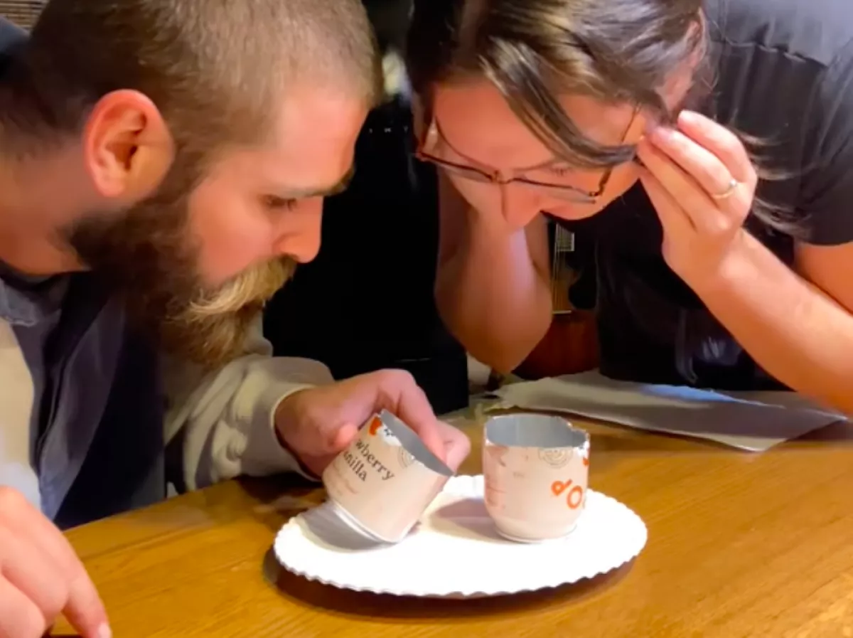 Gyomorforgató dolgot talált a pár az üdítőital dobozában, de: már beleittak - Videó