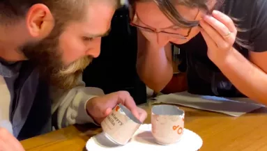 Gyomorforgató dolgot talált a pár az üdítőital dobozában, de: már beleittak - Videó