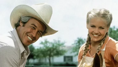 65 évesen már felismerhetetlen: így néz ki a Dallas Lucy Ewingja ma