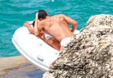 Nem lesz ebből baj? - Idegen férfit csókol Leonardo DiCaprio párja - Fotók