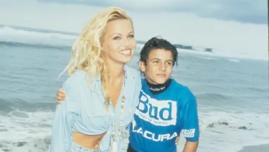 43 évesen lett ősz izompacsirta a Baywatch Hobie-ja - Megmutatta a szerelmét - Fotók