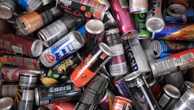 Gyomorforgató dolgot talált a nő a dobozos üdítőjében - Megmutatta - Videó