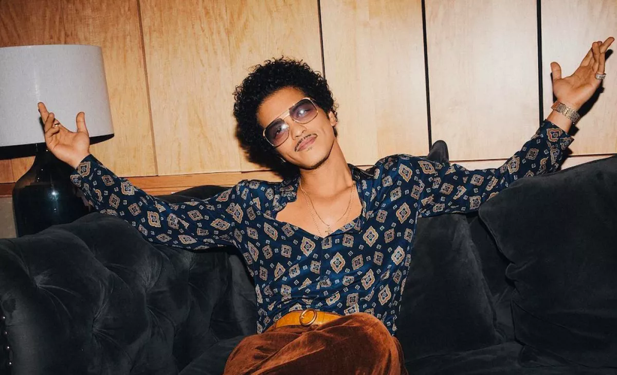 Csodás domborulatok, falatnyi bikinik: ehhez a nőhöz hű 13 éve Bruno Mars - Fotók