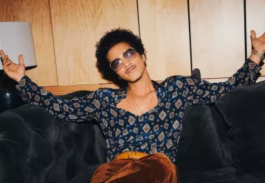 Csodás domborulatok, falatnyi bikinik: ehhez a nőhöz hű 13 éve Bruno Mars - Fotók