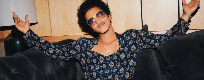 Csodás domborulatok, falatnyi bikinik: ehhez a nőhöz hű 13 éve Bruno Mars - Fotók