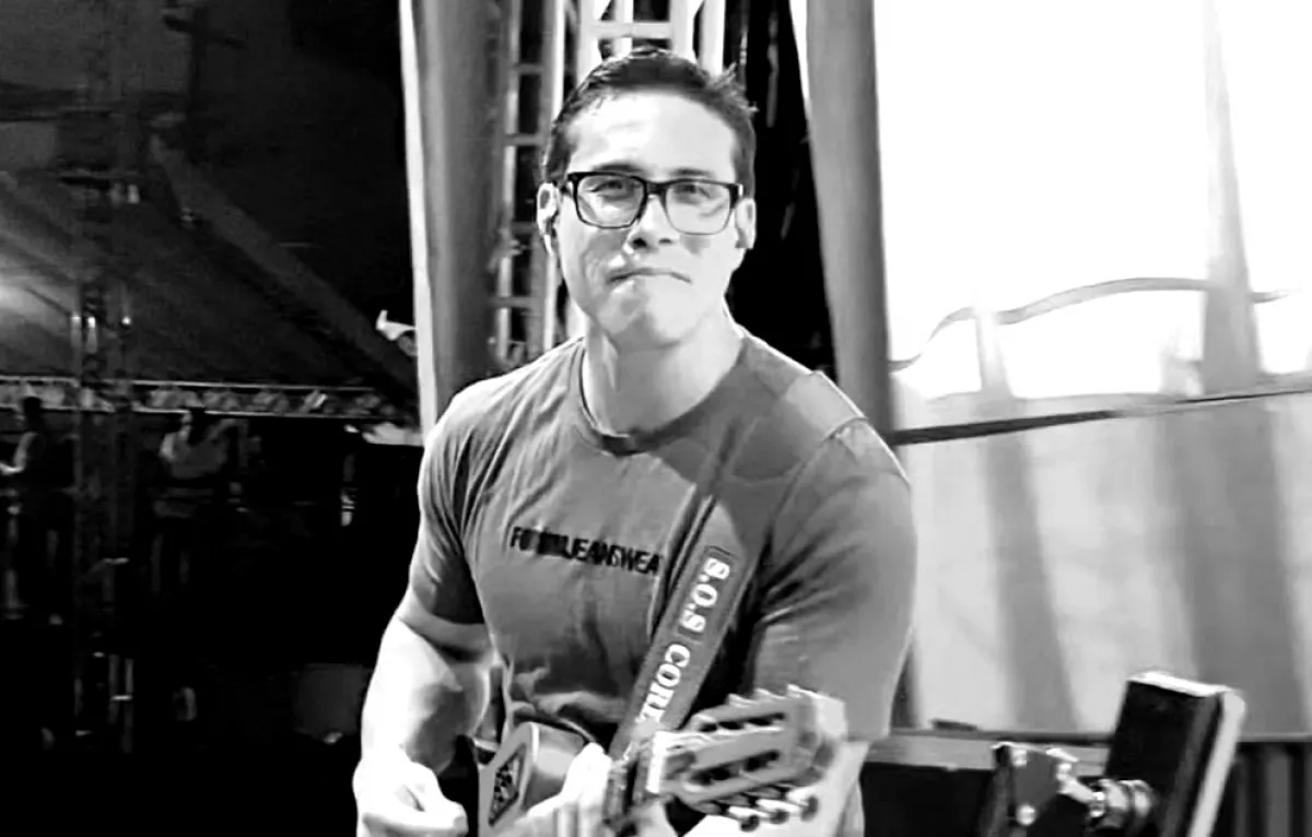 Élő koncertjén ölelte meg egy rajongóját az énekes: majd meghalt - Fotók