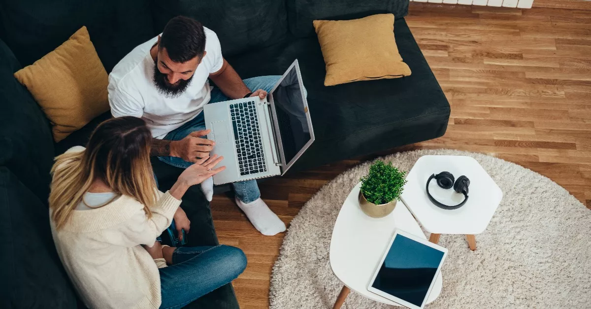 Íme a 3 trükk, amivel megtalálod a rejtett kamerát a nyaralás alatt a szobádban