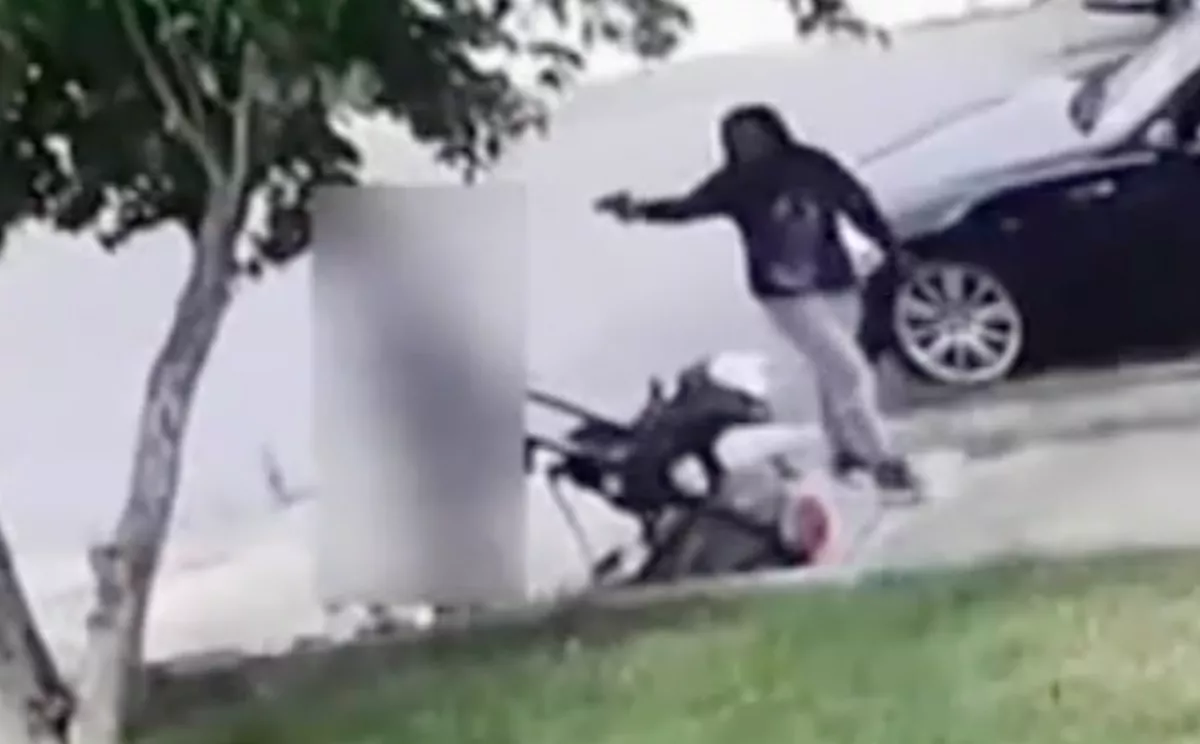 Kamera rögzítette: pisztollyal lőtt egy babakocsiban fekvő babára egy nő - Videó