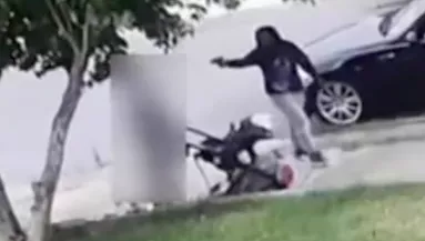 Kamera rögzítette: pisztollyal lőtt egy babakocsiban fekvő babára egy nő - Videó