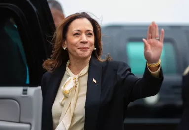 Meztelen, pimasz, kivarrt - Ki Kamala Harris mostohalánya valójában? - Fotók