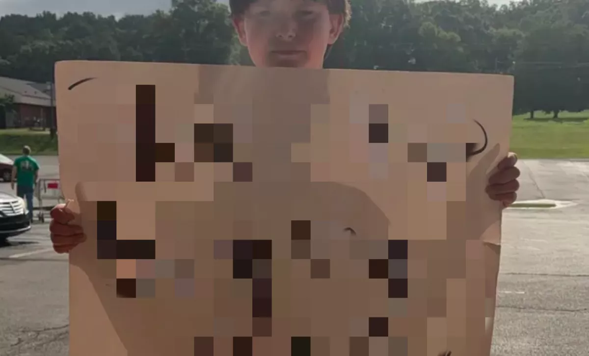 Napokig állt az út szélén egy táblával a fiú: ami rajta állt, könnyeket csal az ember szemébe - Fotók