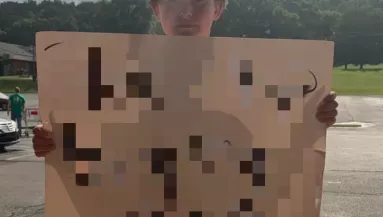 Napokig állt az út szélén egy táblával a fiú: ami rajta állt, könnyeket csal az ember szemébe - Fotók