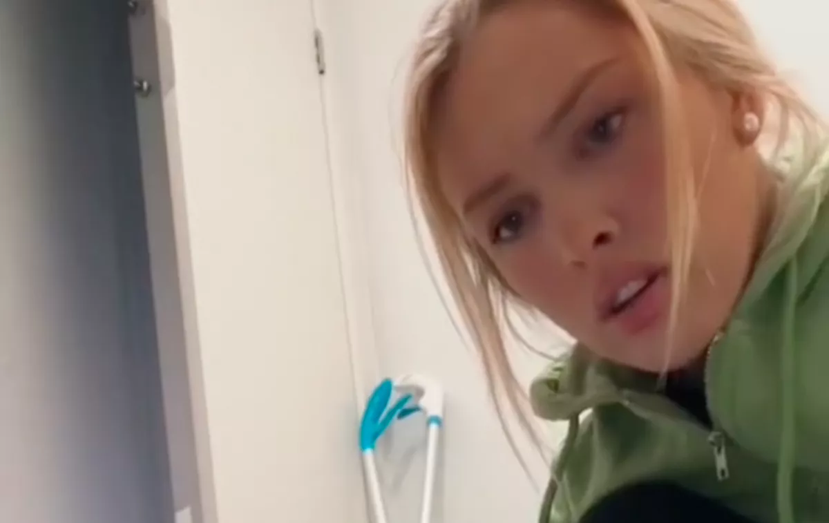 Orrfacsaró bűz csapta meg a nőt a mosogató alól: aztán jött a rémület - Videó