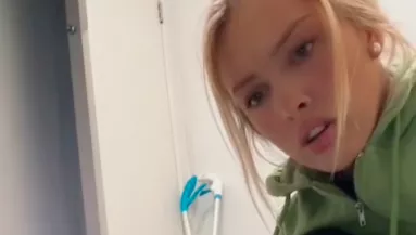 Orrfacsaró bűz csapta meg a nőt a mosogató alól: aztán jött a rémület - Videó