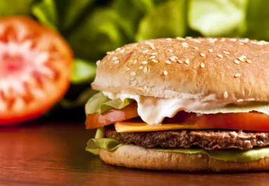 Gyerekmenüt vett a lányának a Burger Kingben az anya: horror, mit kaptak - Videó