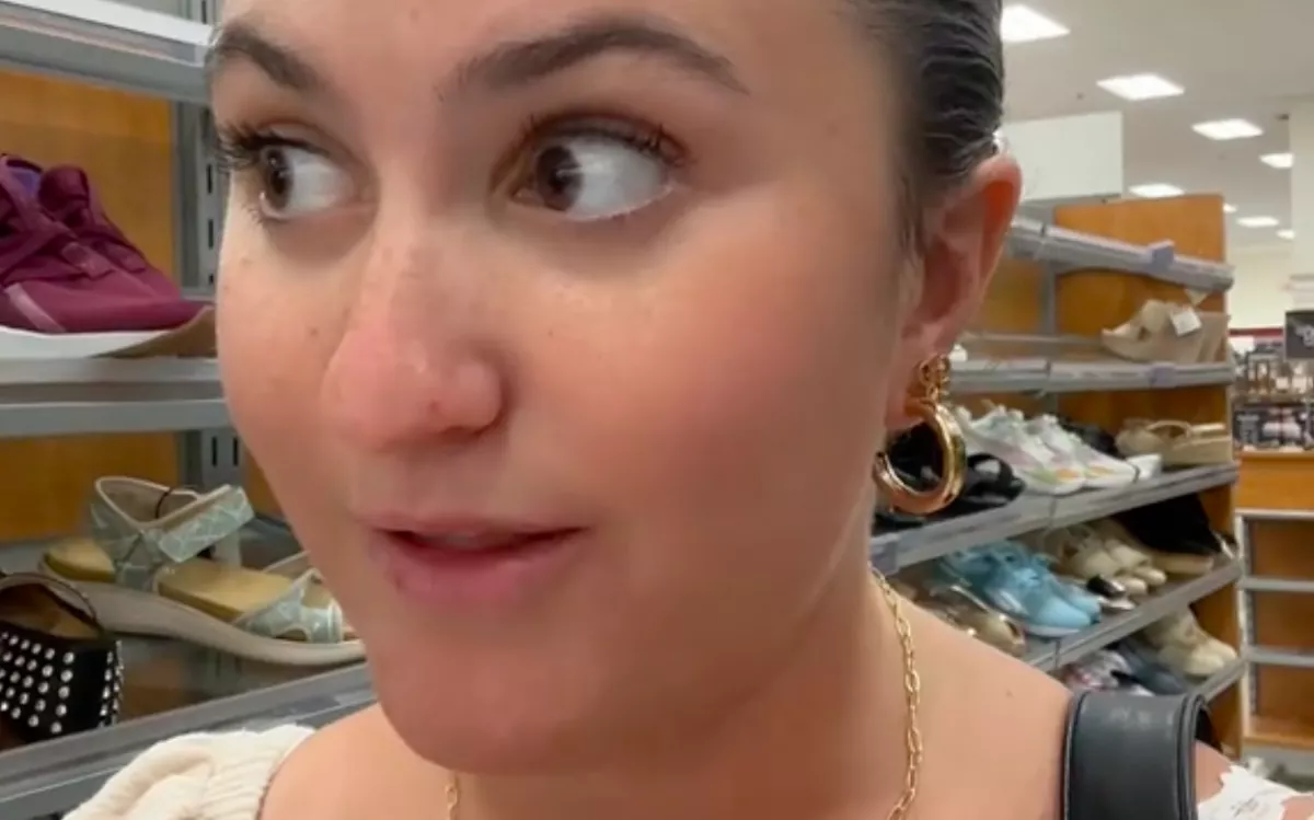 Felpróbált egy cipőt a nő a turkálóban: ami ezalatt történt, kínos - Videó