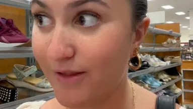Felpróbált egy cipőt a nő a turkálóban: ami ezalatt történt, kínos - Videó