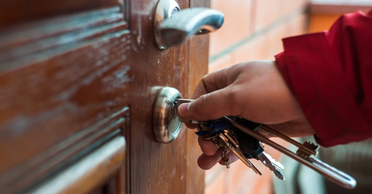 Meglátta az ember, mit hagyott a házban az előző tulaj és azonnal sikítani kezdett - Videó