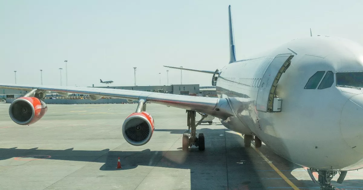 Kidobták a repülőről a 12 éves lányt: pedig az apja csak egy dolgot kért a személyzettől