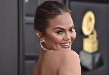 "Ha részeg vagy, megértem" - Chrissy Teigen olimpia szettje felháborítja a rajongóit - Fotók