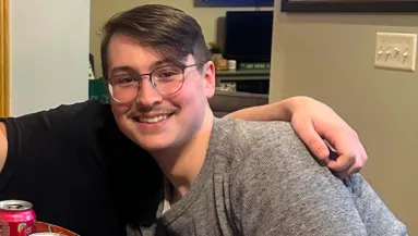 Könnyekben tört ki a fiatal pincér, amikor meglátta, mit írt a vendég a számlára - Fotó