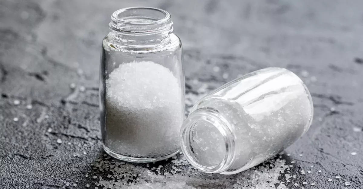 Ezért kellene egy csésze sót tennie mindenkinek a hűtőbe