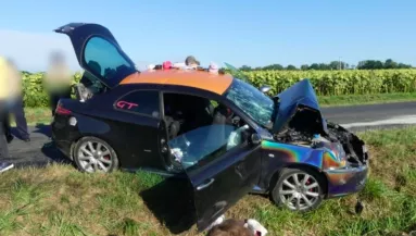 Megrázó képek: bedrogozva aludt el öt fiatal egy kocsiban, majd egy busznak csapódtak Óhídnál - Fotók