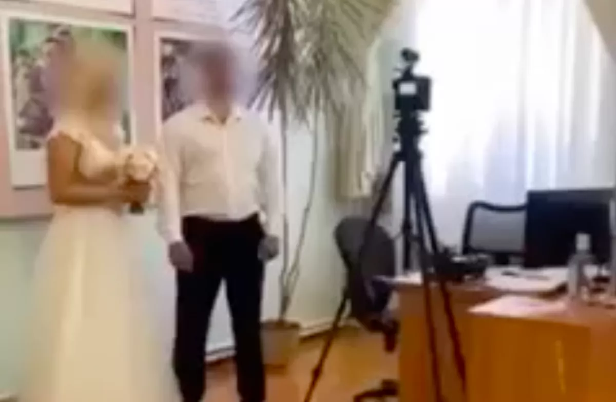 A menyasszony csak ordított: az esküvőjén csaptak le a kommandósok a bűnözőre - Videó
