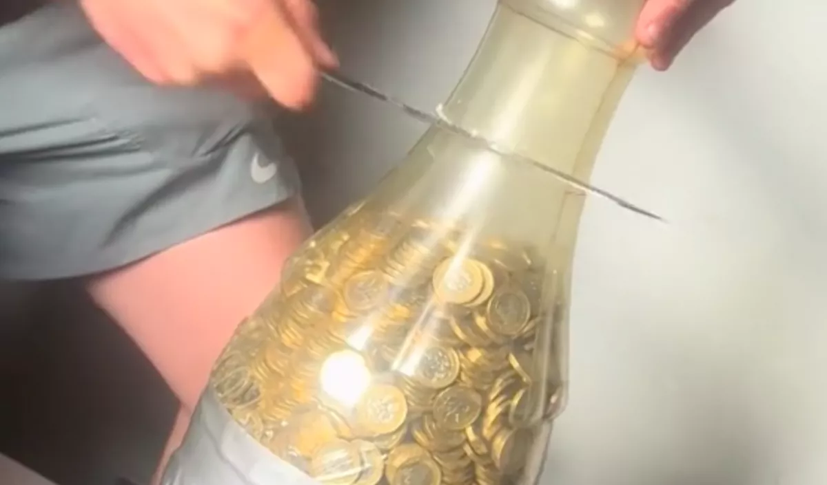 Évek után váltotta be a megtakarított apróit a férfi: kínos bakit szúrtak ki a kommentelők - Videó