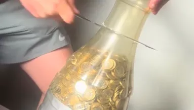 Évek után váltotta be a megtakarított apróit a férfi: kínos bakit szúrtak ki a kommentelők - Videó