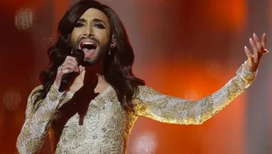 Se haj, se smink, se köröm: így néz ki Conchita Wurst 10 évvel az Eurovízió után - Fotók