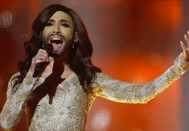 Se haj, se smink, se köröm: így néz ki Conchita Wurst 10 évvel az Eurovízió után - Fotók