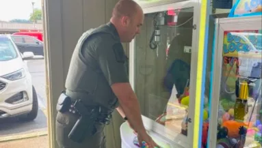 Megdöbbentek a dolgozók, amikor ezt a dolgot meglátták a plüssnyerő automatában - Fotók