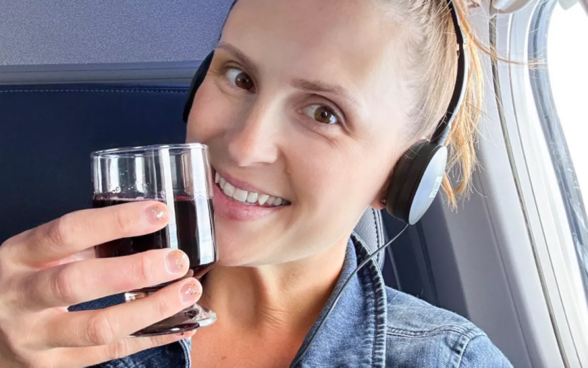 Egy jegyet kapott a repülő első osztályára a nő: a férje reakciója pusztító - Videó