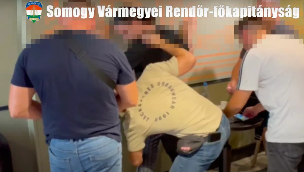 35 ezer sms/nap - Elfogták a rendőrségi büntetésekkel csaló férfit - Fotók