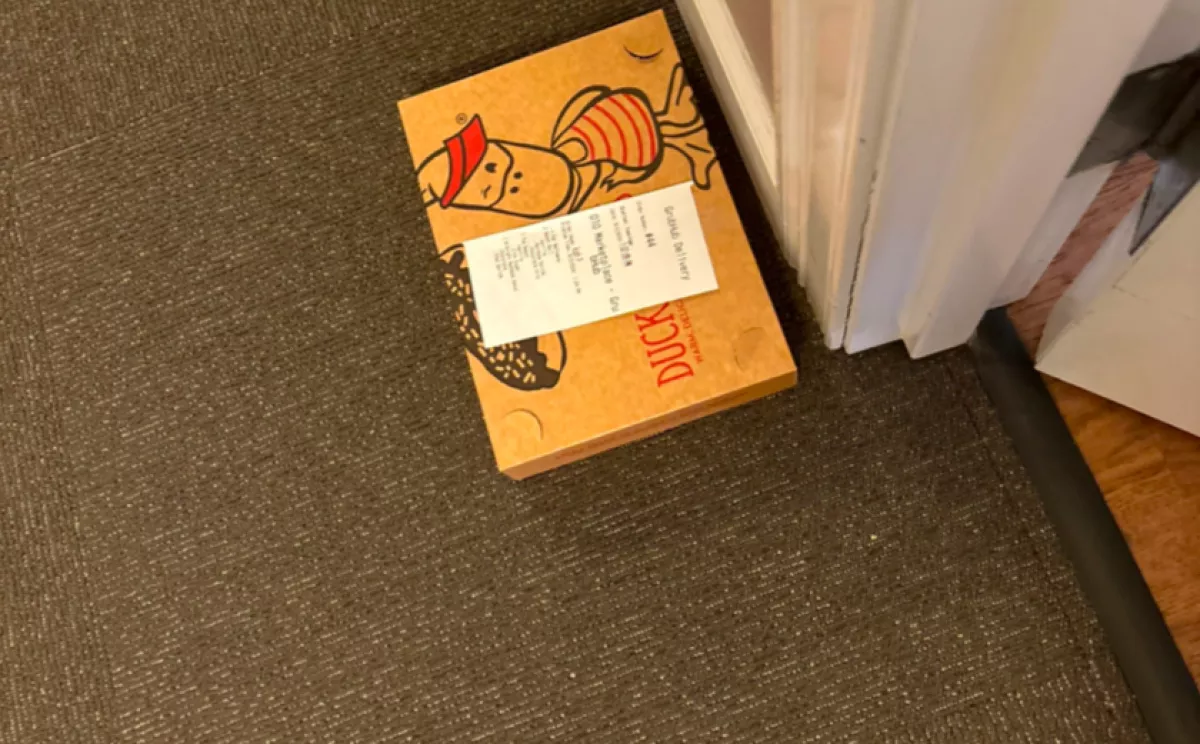 Megörült a nő a küszöbön talált ajándékdoboznak: órákkal később elsüllyedt a szégyentől - Fotók