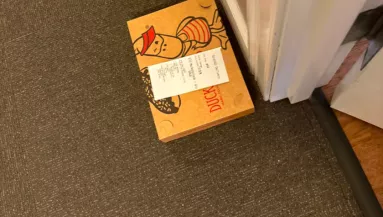 Megörült a nő a küszöbön talált ajándékdoboznak: órákkal később elsüllyedt a szégyentől - Fotók