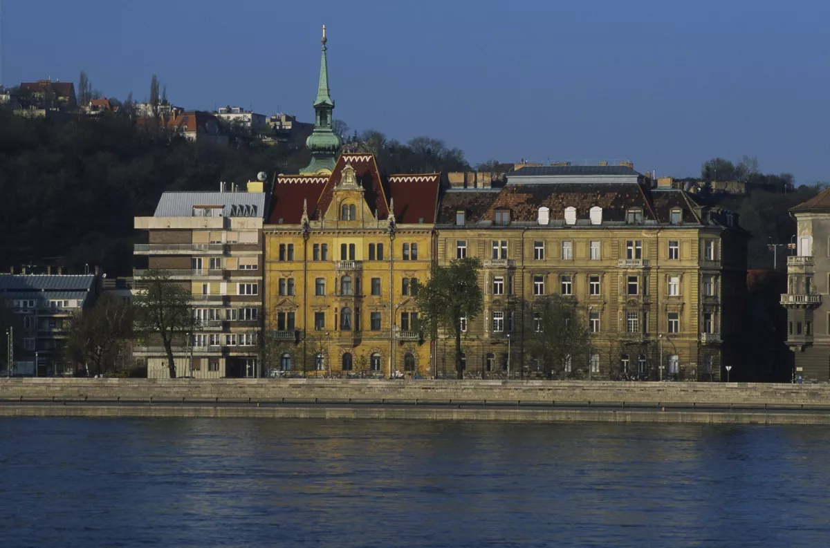 Friss részletek: bulizó fiatalokra csapott le a vihar az Erzsébet-hídnál, három embert a Dunában keresnek